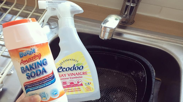 vệ sinh nồi chiên không dầu Philips - Không nên dùng chất tẩy rửa quá mạnh, gây hại cho linh kiện nồi.