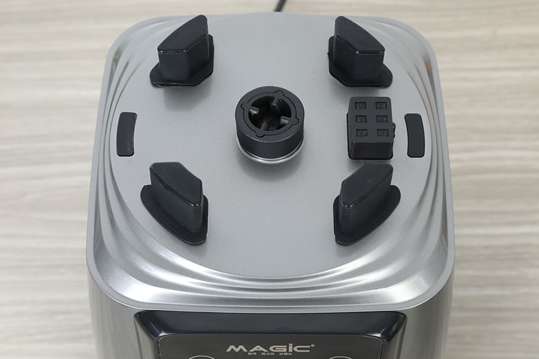 Máy làm sữa hạt Magic A96 - Chân đế chống trượt