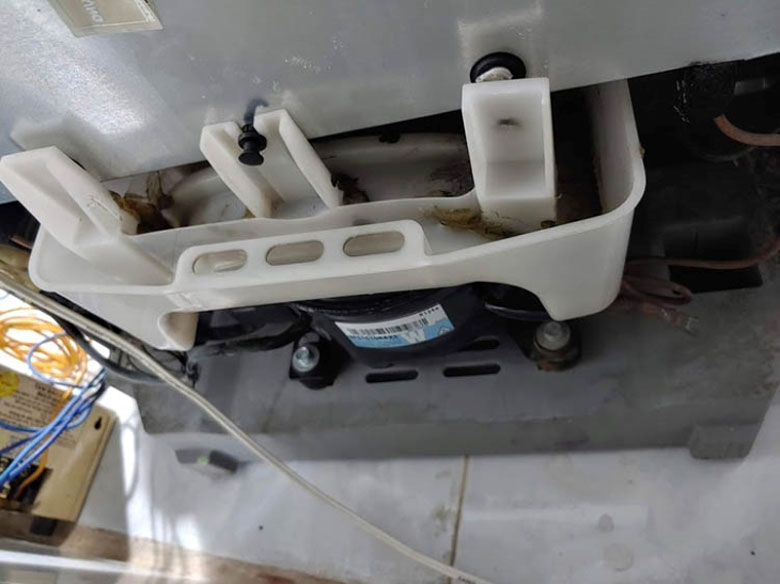 Tủ lạnh Hitachi bị chảy nước do phía sau tủ