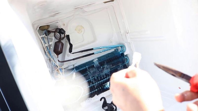 Tủ lạnh Hitachi báo lỗi F0 04 - do xả đá lỗi