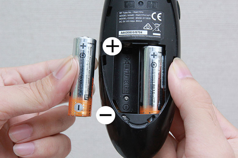 Điều khiển tivi LG không bấm được do điều khiển yếu hoặc hết pin, lắp sai