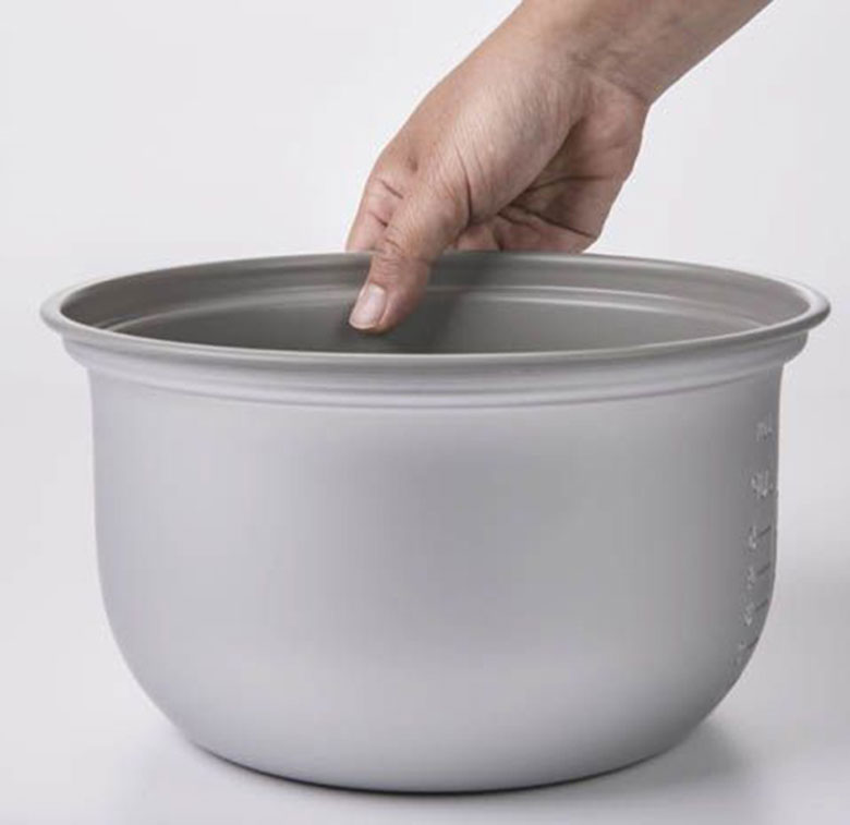 Nồi cơm điện Zojirushi NS-RPQ18V-FZ 1.8 lít - Lòng nồi dày dặn, chắc chắn