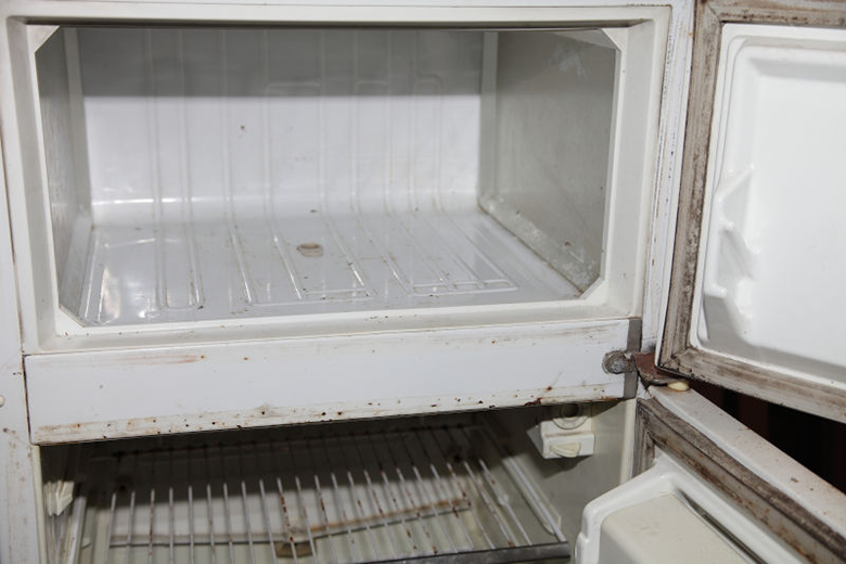 Tủ lạnh bị rỉ sét - sơn bảo vệ