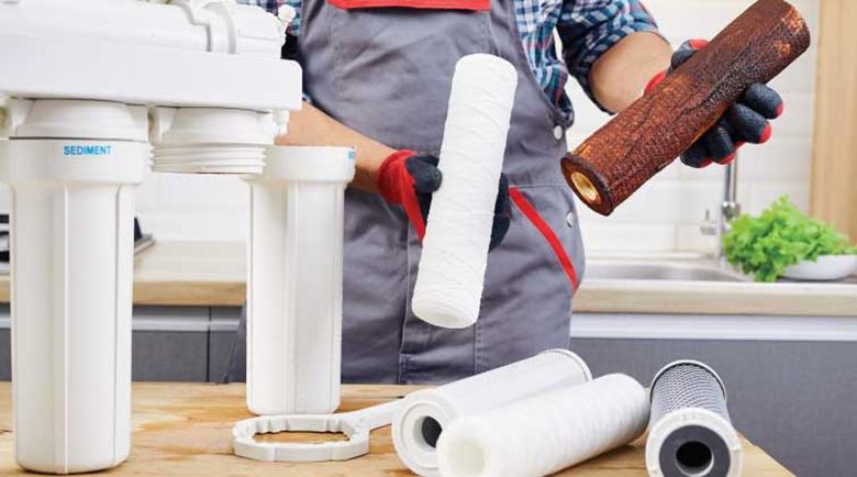 Cách khắc phục máy lọc nước bị e khí bằng việc thay lõi lọc mới