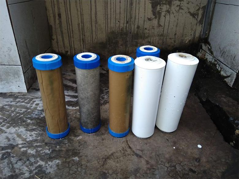 Máy lọc nước có cặn đen từ lỗi lọc bỉ hỏng hoặc quá thời hạn sử dụng