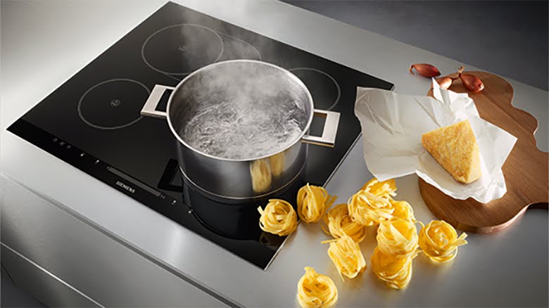 Nút cảm ứng bếp từ bị liệt do bị bám thức ăn