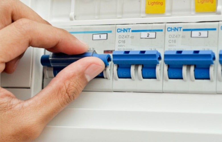 Điều hòa âm trần có tốn điện không: Mẹo tiết kiệm điện ngắt aptomat