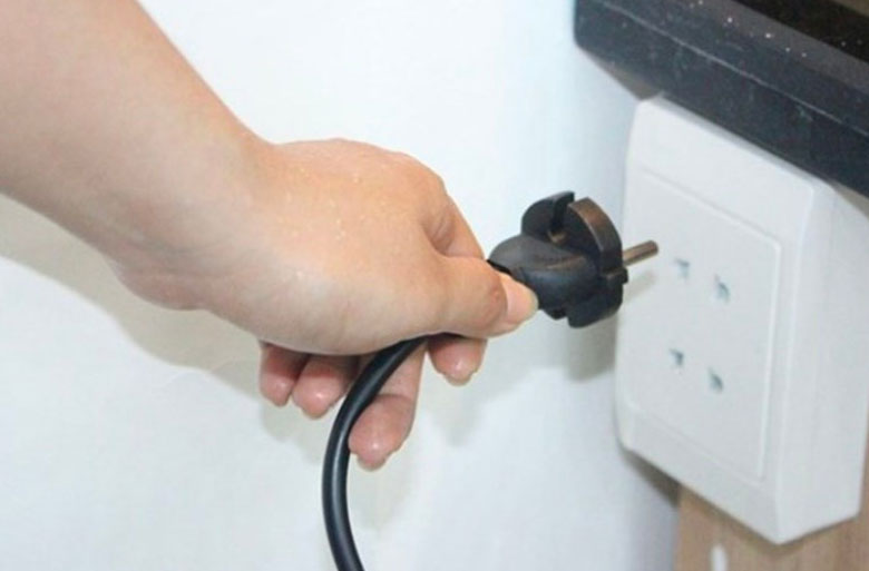 Bếp từ vào điện nhưng không bật được do điện áp không ổn định