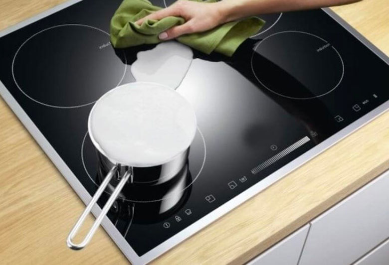 Bếp từ vào điện nhưng không bật được do bị ướt