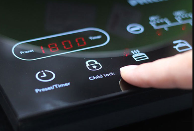 Bếp từ vào điện nhưng không bật được do khóa trẻ em