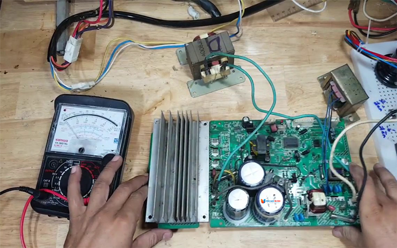 Điều hòa bị lạnh quá thực hiện sửa bo mạch