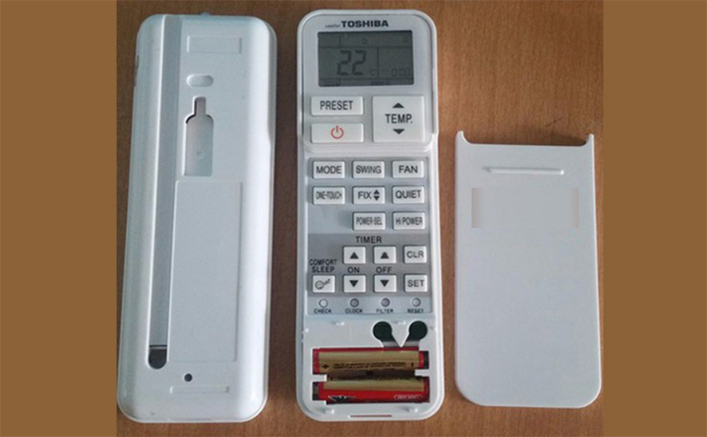 Màn hình Remote máy lạnh bị đen do việc bạn quên không thay pin hết