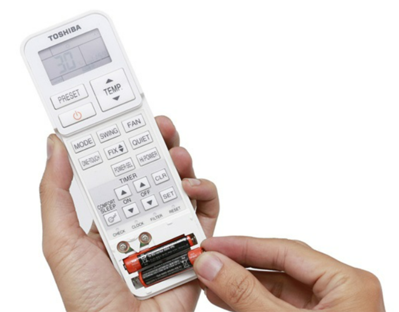 Remote máy lạnh bị vô nước và bắt đầu tháo pin ra
