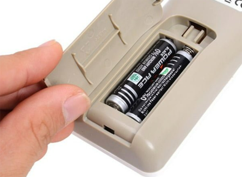 Remote máy lạnh bị vô nước cuối cùng thay pin mới