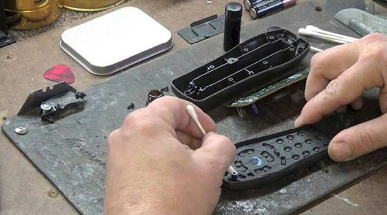 Remote máy lạnh bị vô nước lau sạch và phơi cho khô 