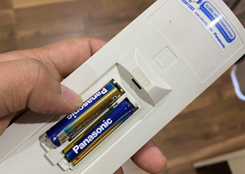 Điều khiển điều hòa không lên nguồn nguyên nhân nhắc đến đầu tiên do pin