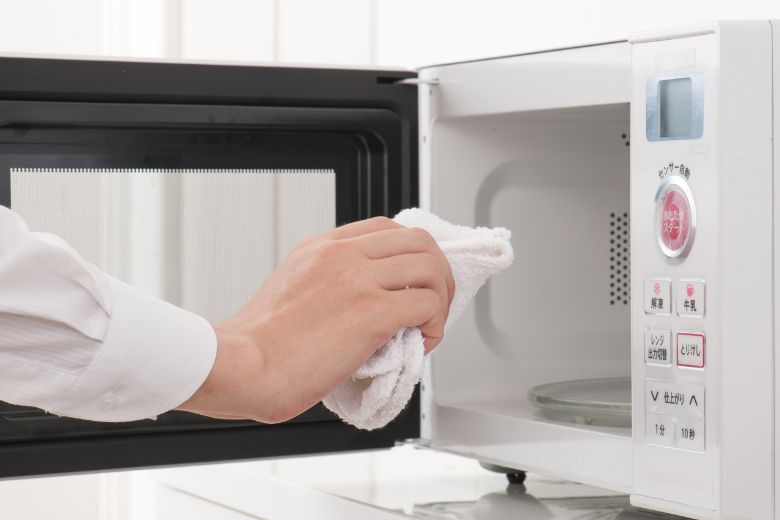 Vệ sinh lò vi sóng bằng chanh -3