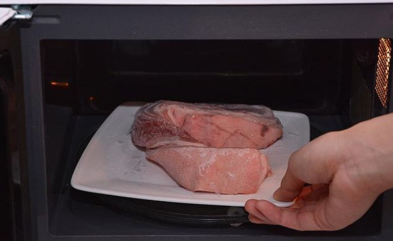 Nhiệt độ lò vi sóng trung bình giã đông đồ đông lạnh