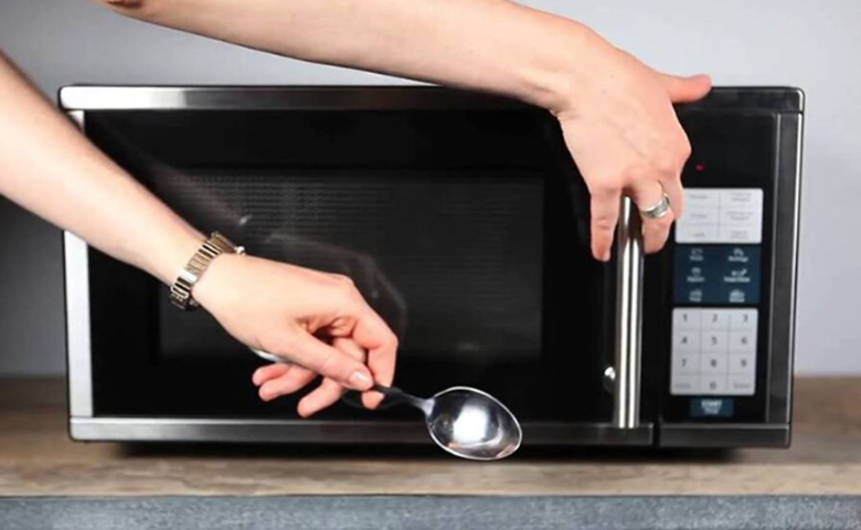 Lò vi sóng bị nổ cầu chì 1