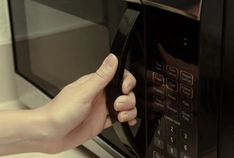 Lò vi sóng không mở được cửa 2