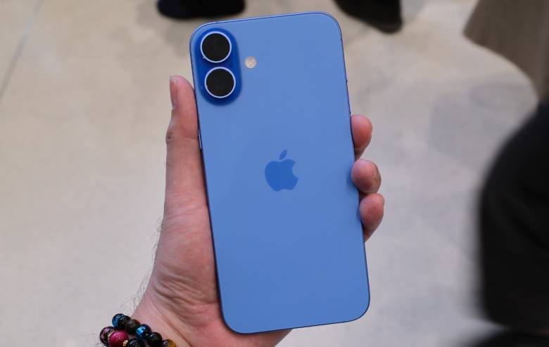 Điện thoại Apple iPhone 16 256GB MYEH3VN/A Ultramarine - Thiết kế độc đáo
