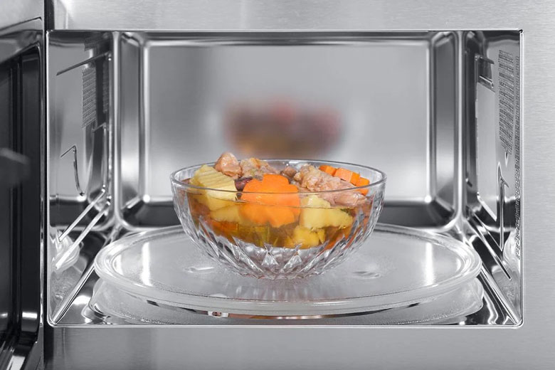 Lò vi sóng có dùng được giấy bạc với những vật dụng thay thế