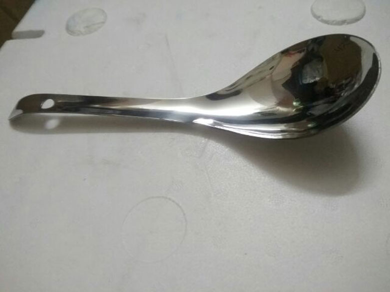 Nồi cơm điện bị hư do dùng muôi kim loại