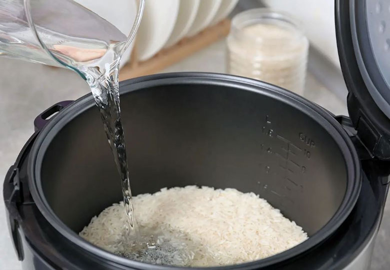 Nồi cơm điện bị trào nước do cho nước quá nhiều hoặc gạo vượt định mức