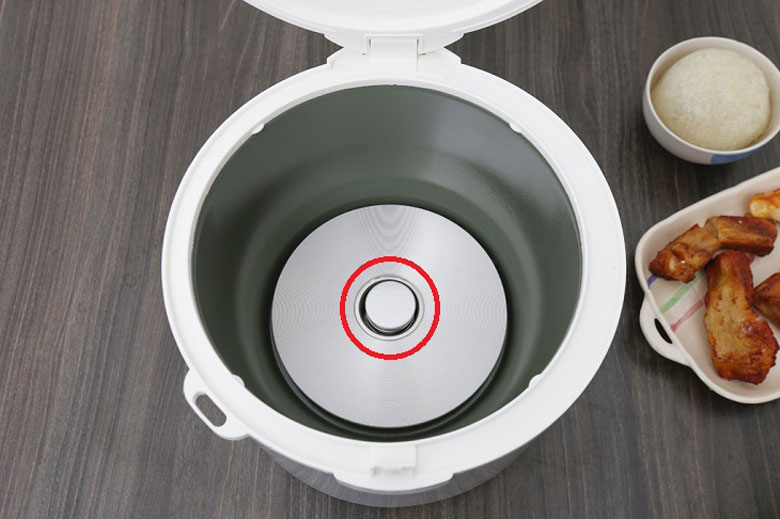 Nồi cơm điện bị trào nước do rơ le bị hư