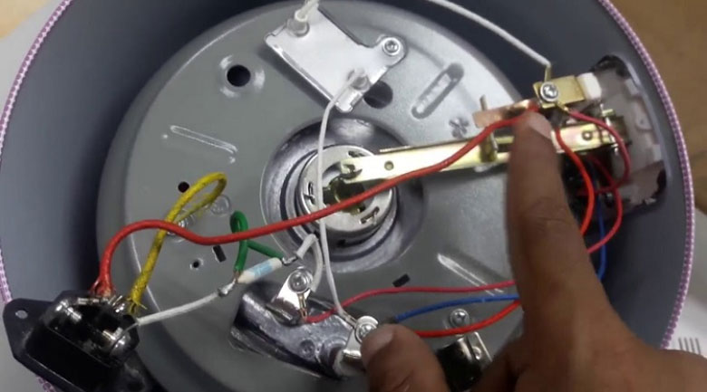 Nồi cơm điện bị trào nước do cầu chì bị đứt