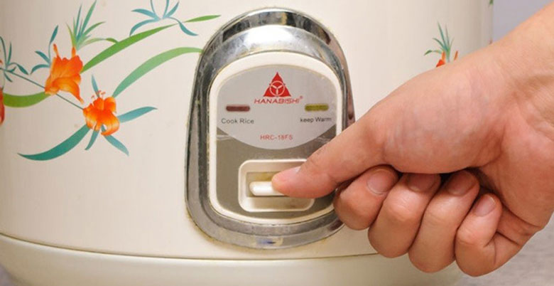 Nồi cơm điện bị trào nước do nút công tắc bật bị hỏng