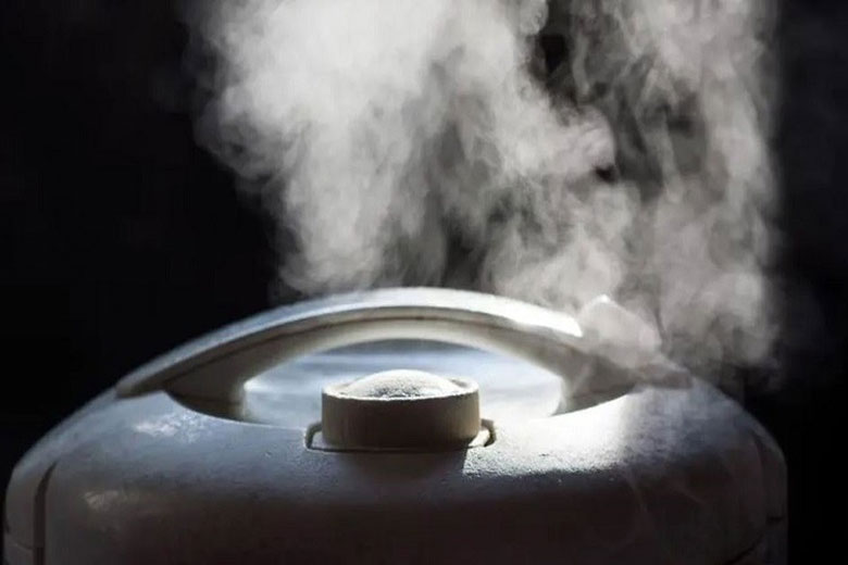 Nồi cơm điện bị trào nước và những điều nên tránh