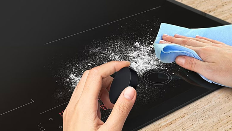 Cách vệ sinh bếp từ - Làm sạch bề mặt điều khiển