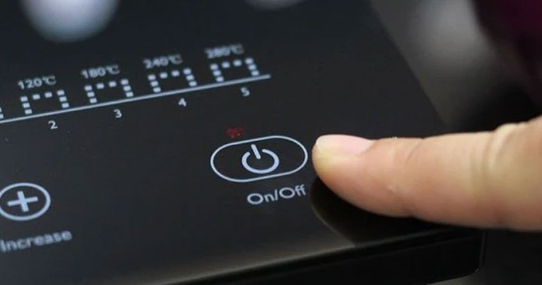 Cách làm sạch mặt kính bếp từ - Tắt bếp và để nguội