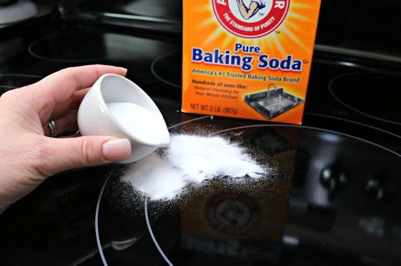 Cách làm sạch mặt kính bếp từ bằng baking soda và dấm