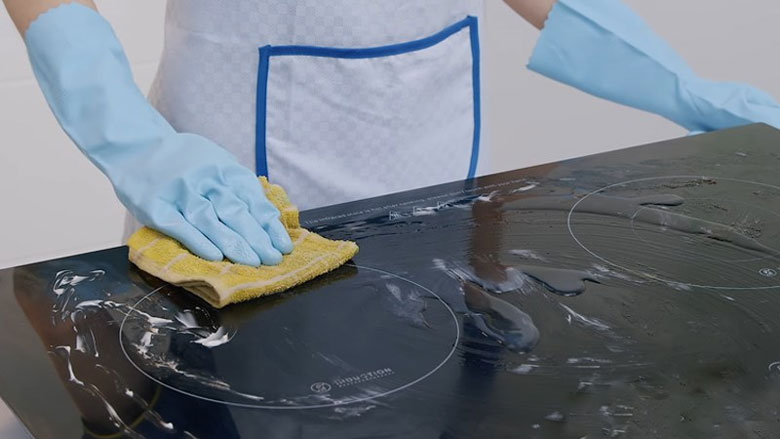 Lưu ý không đổ nước trực tiếp bếp từ