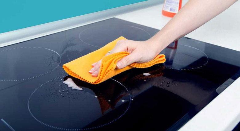 Cách vệ sinh mặt bếp từ bị cháy - Lau sơ bề mặt trước
