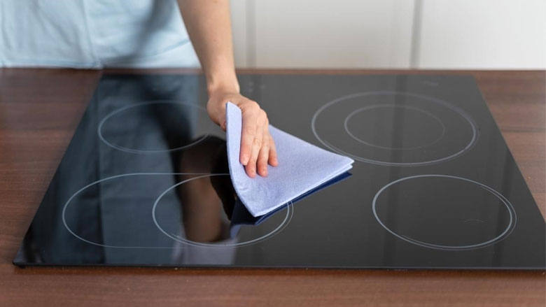 Cách vệ sinh mặt bếp từ bị cháy - Lau sạch bếp