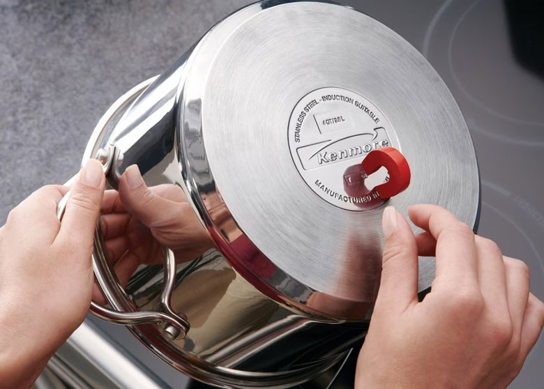 Bếp từ dùng nồi gì - Thử nồi bằng nam châm