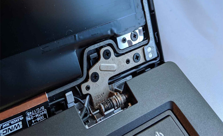 Màn hình laptop bị ám đỏ kiểm tra cáp