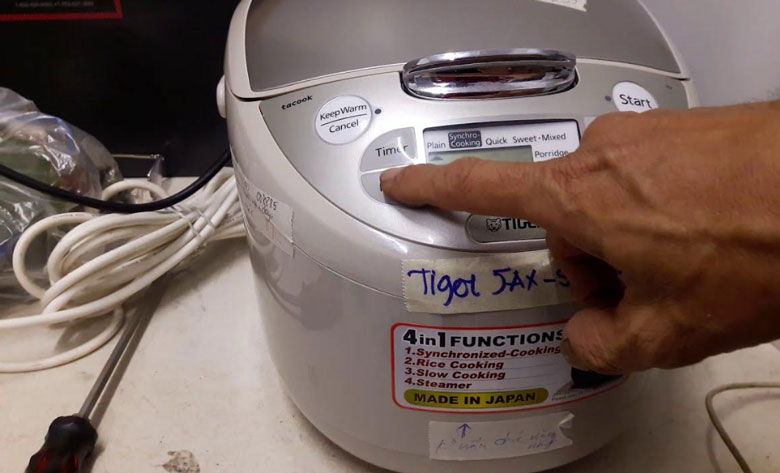Nồi cơm điện Tiger không vào điện do hỏng nút bật