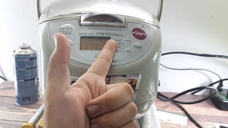 Nồi cơm điện Tiger không vào điện do hỏng bộ điều chỉnh nhiệt