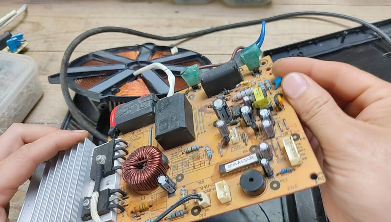 Lỗi E8 bếp từ do linh kiện bên trong bếp bị hỏng