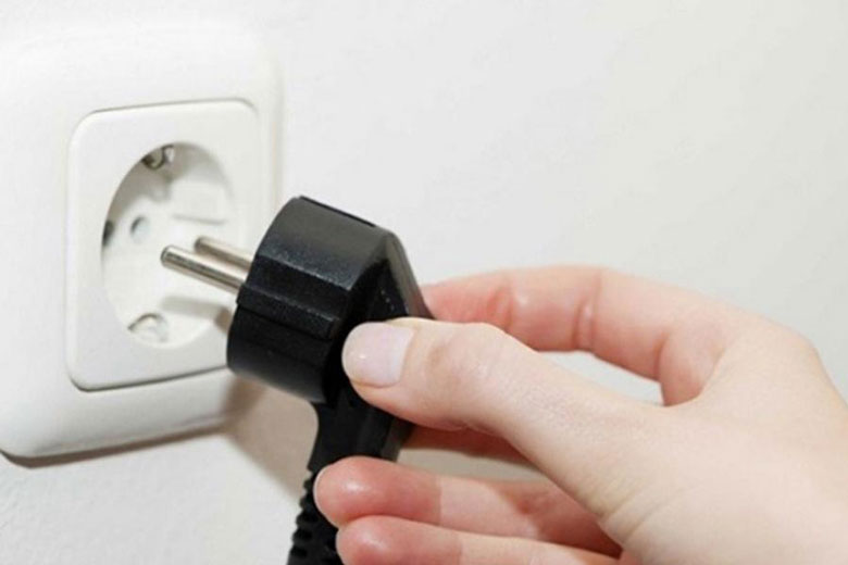 Laptop Dell bật không lên nguồn do điện bị chập chờn