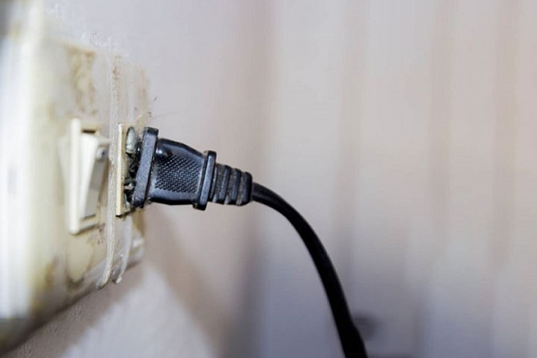 Máy sấy quần áo bị khét do ổ cắm hoặc dây điện lỏng