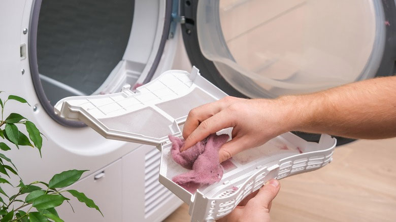 Máy sấy quần áo bị khét do tích tụ bụi và sơ vải