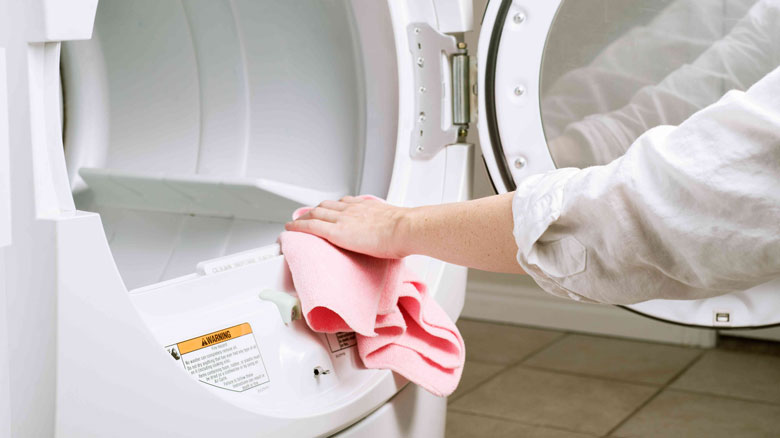 Vệ sinh thường xuyên để tránh máy sấy quần áo bị khét