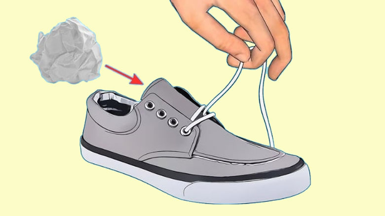 Nhét giấy vào trong giày trước khi sấy - Sấy giày bằng máy sấy LG