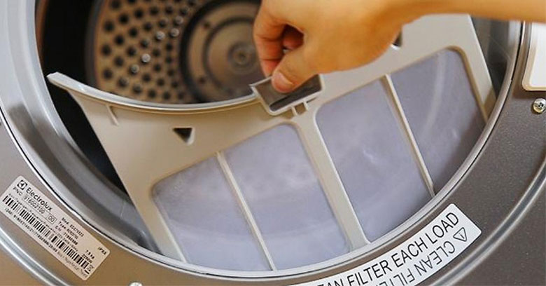 Khắc phục máy sấy quần áo kêu to - làm sạch bộ lọc sơ vải