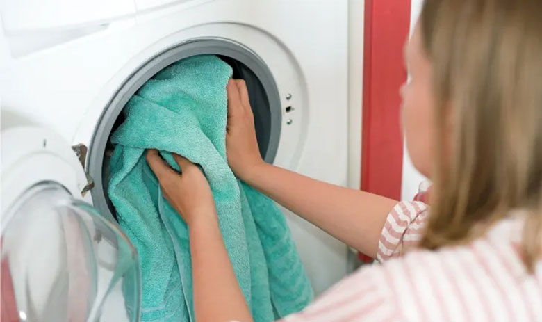 Khắc phục máy sấy quần áo không chạy - Lấy bớt quần áo ra